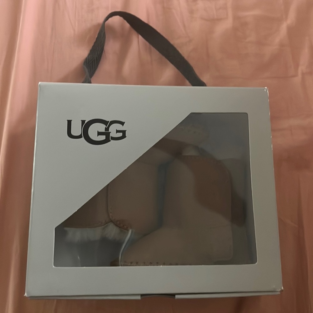 NWT infant uggs 0-6 mo